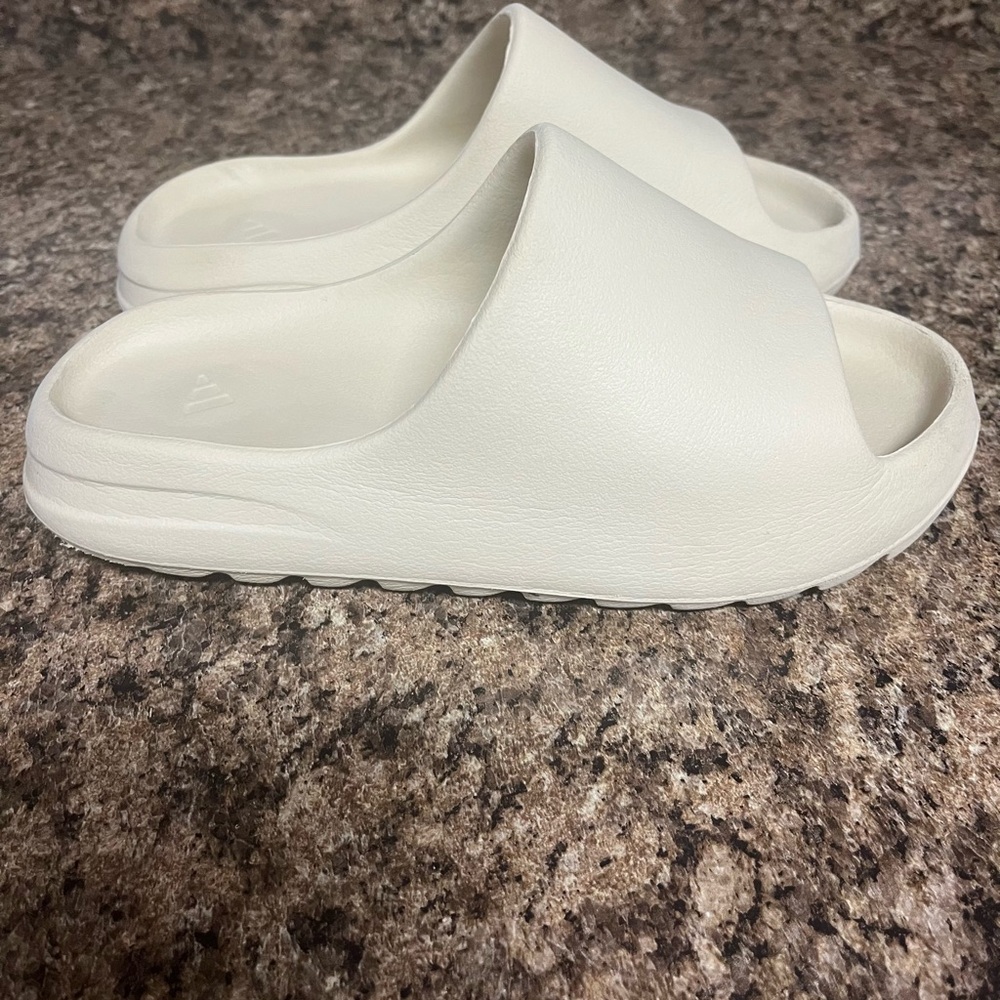 Addidas Yeezy Slides Bone Size 7